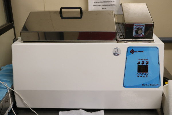 Banho Maria com controle de fluxo Quimis.JPG